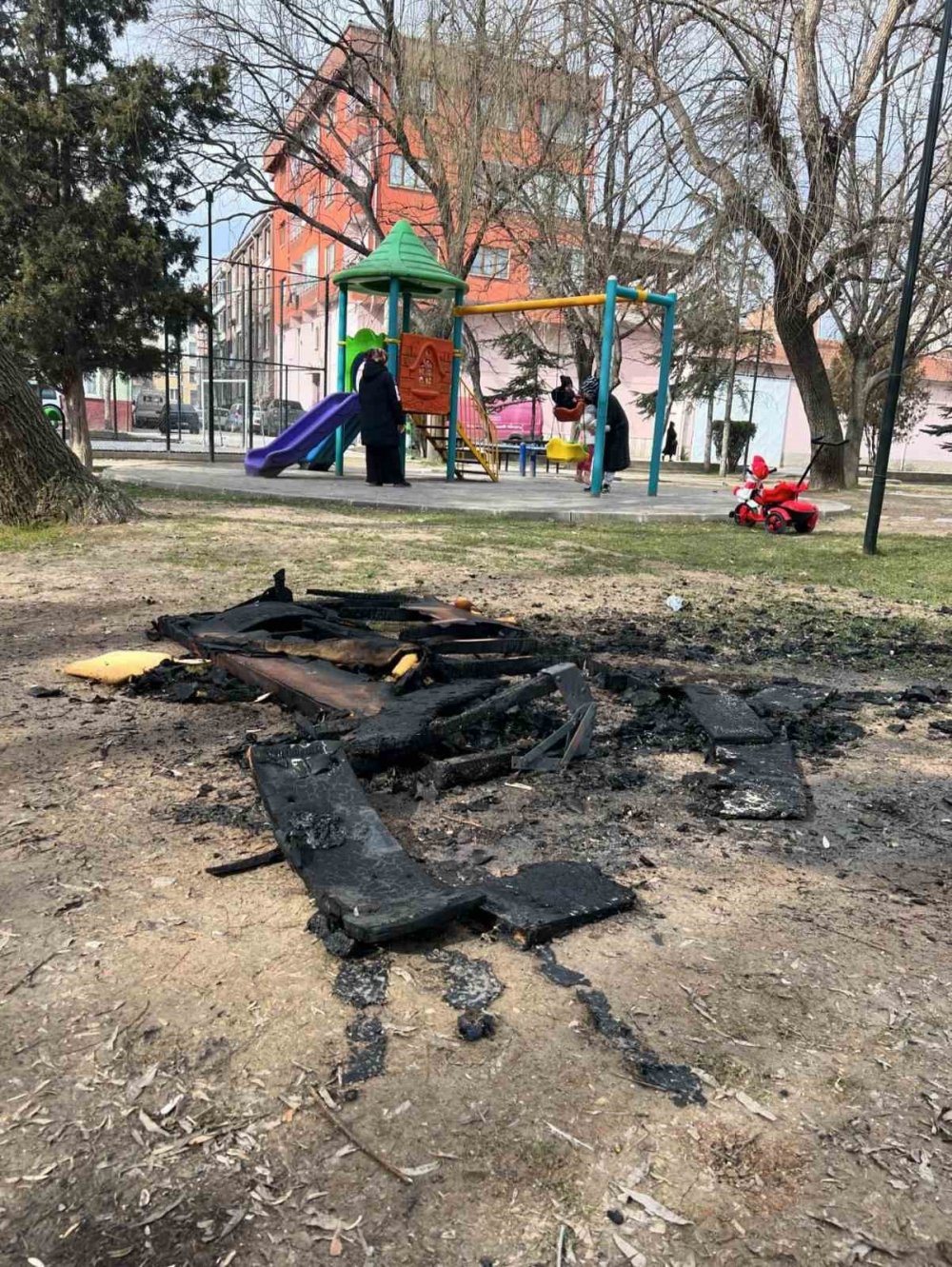 Parkın İçinde Yakılan Koltuk Kötü Görüntüler Oluşturdu