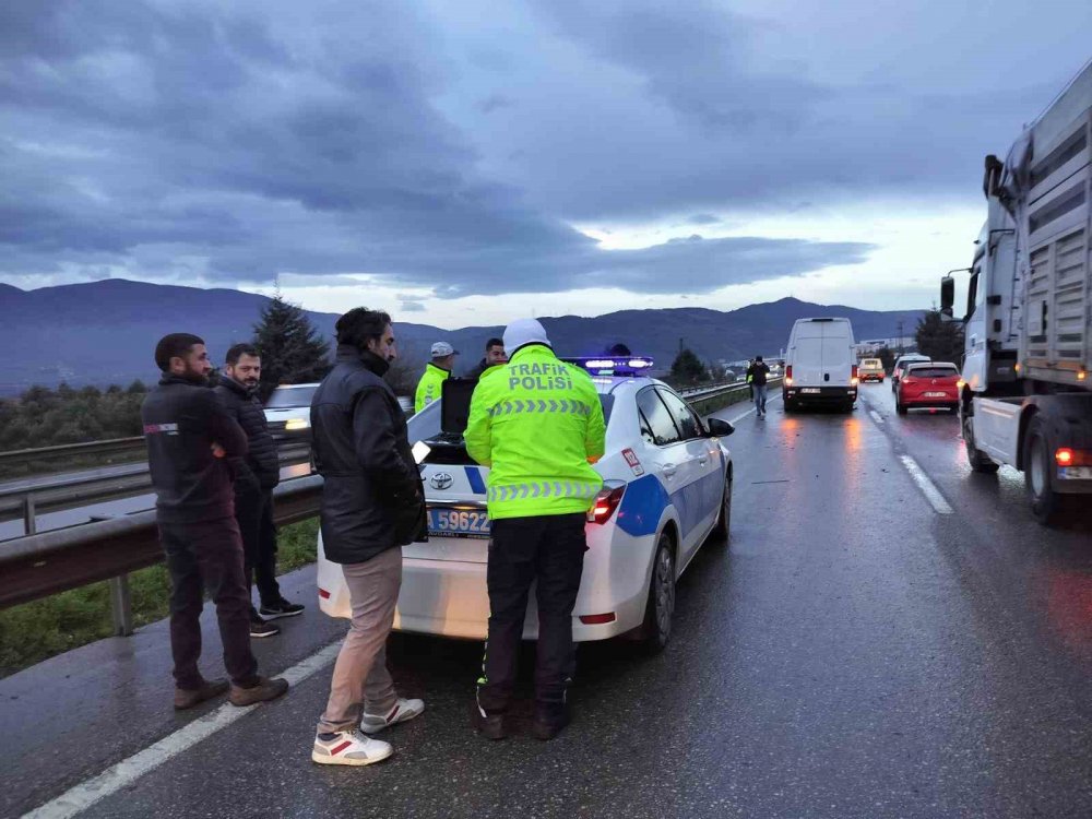 5 Araç Birbirine Girdi; Güvenlik Önlemi Olan 2 Polis Ölümden Döndü