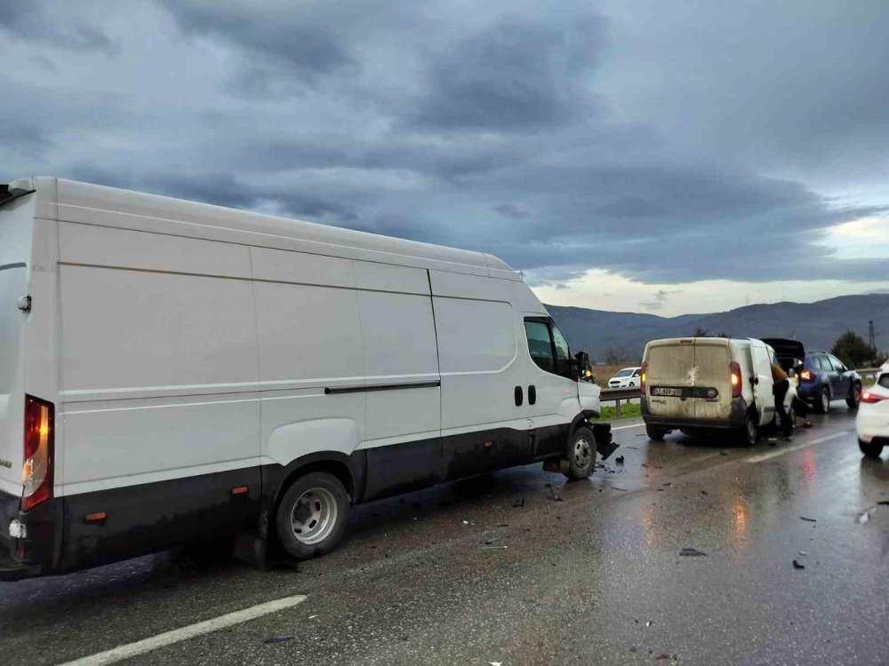 5 Araç Birbirine Girdi; Güvenlik Önlemi Olan 2 Polis Ölümden Döndü