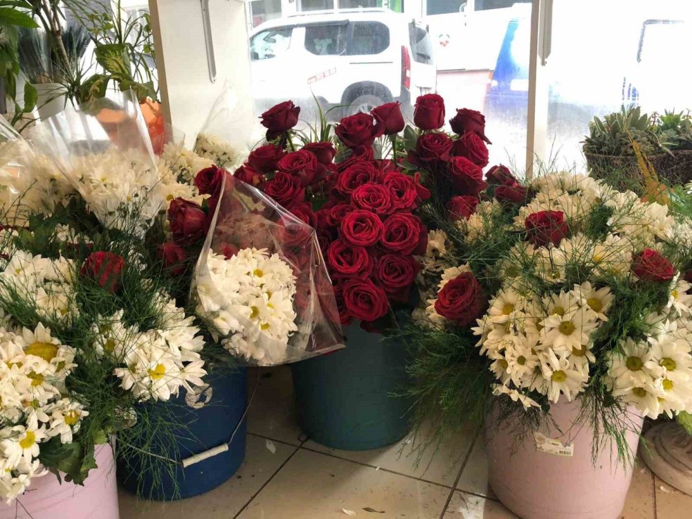 14 Şubat’a Damgasını Vuran Çiçek ‘Gül’ Ve ‘Papatya’ Oldu