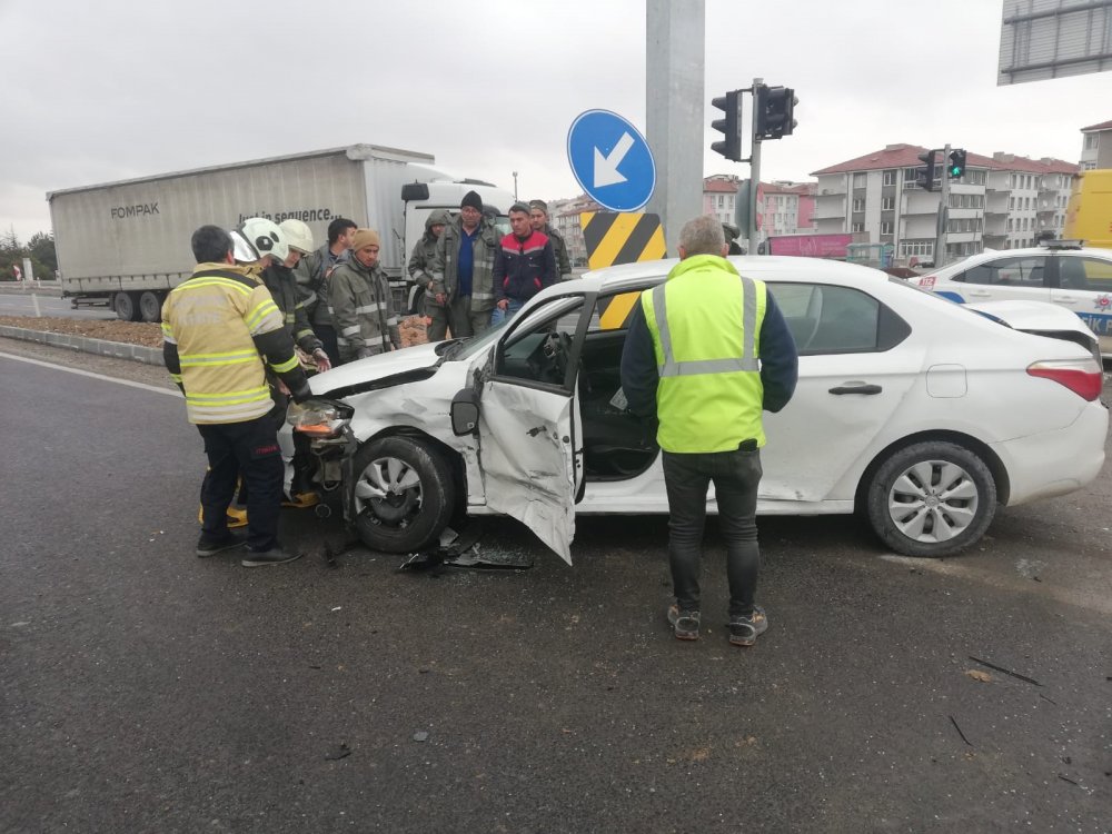 2 Otomobil ’akıllı Kavşak’ta Çarpıştı: 4 Yaralı