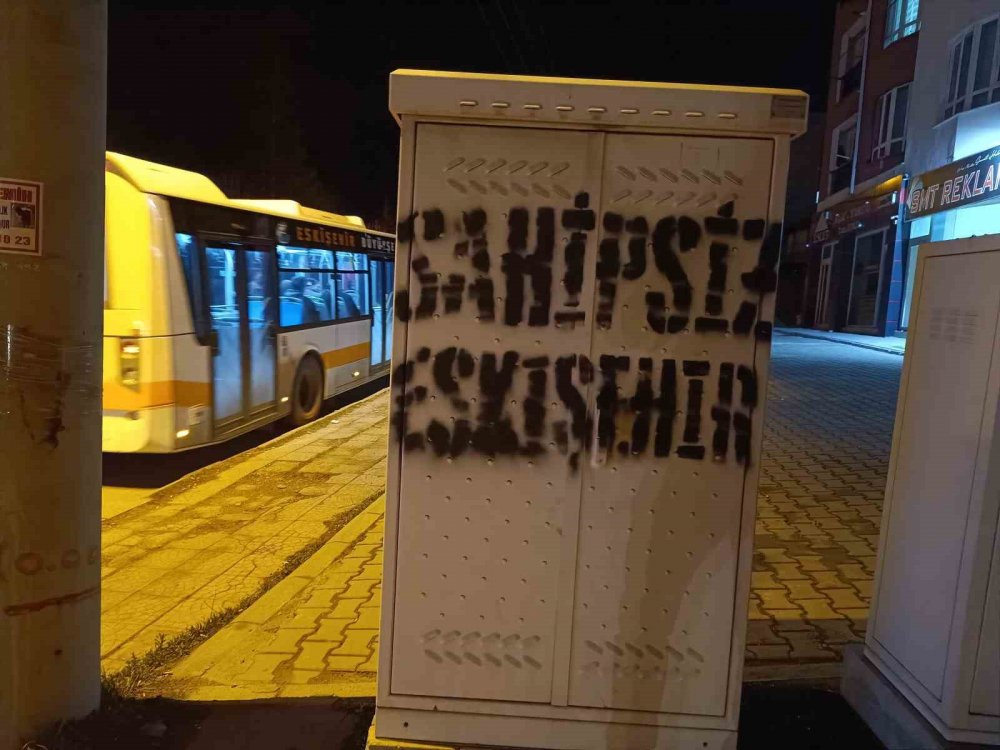 Eskişehir’de Elektrik Panolarında ’sahipsiz Eskişehir’ Yazısı Çoğalıyor