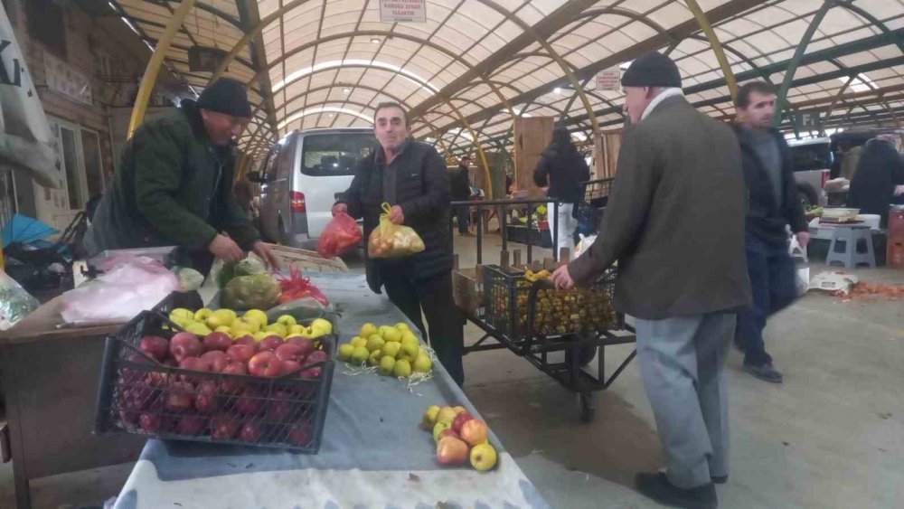 Pazardan Topladığı Malzemeleri İhtiyaç Sahiplerine Dağıtıyor