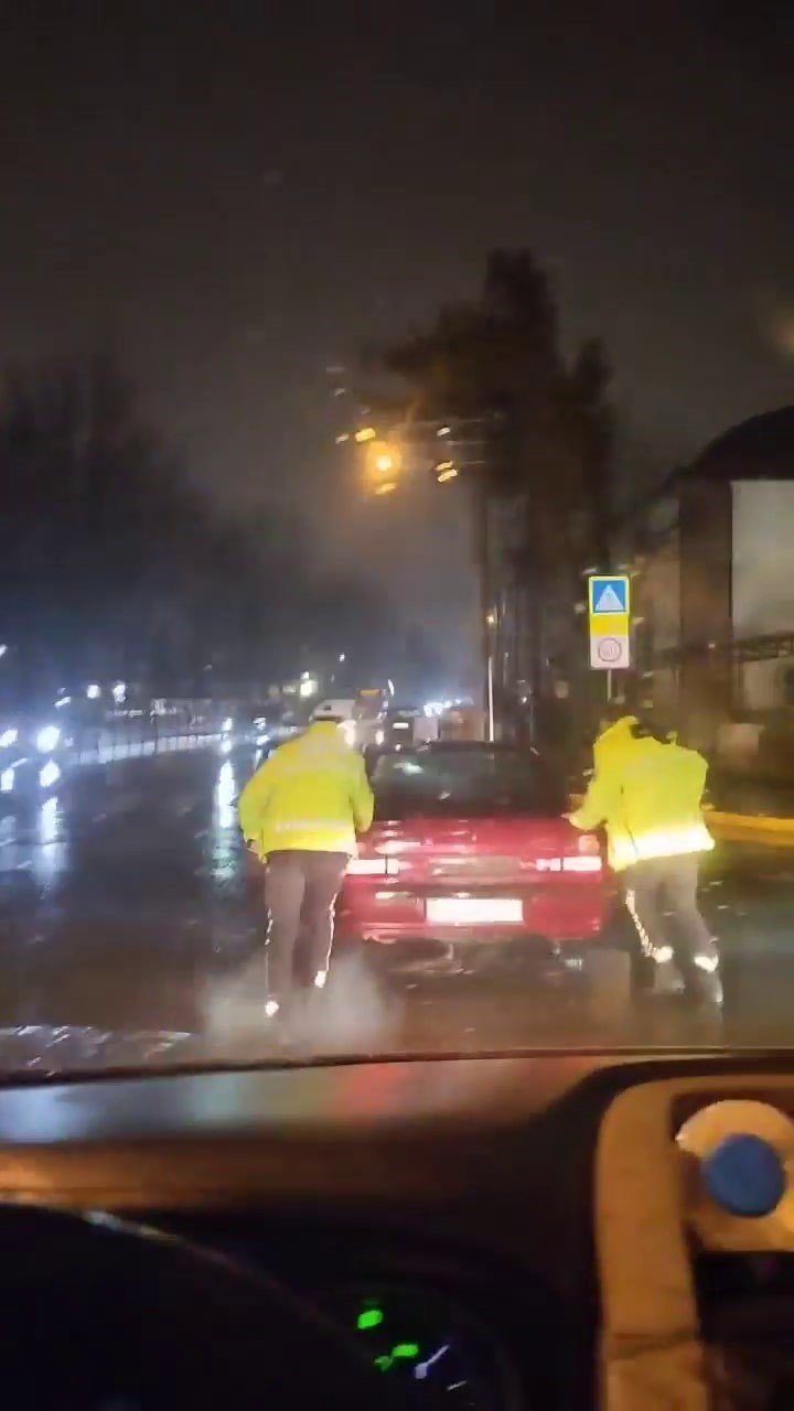 Arızalanan Otomobili Trafik Polisleri Yağmurun Altında İtti