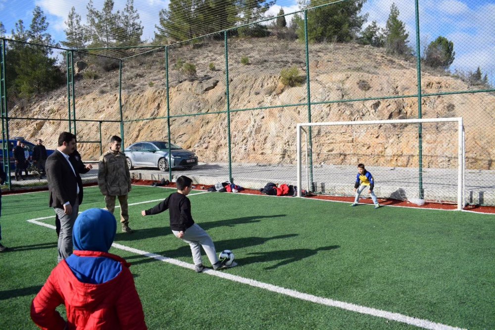 Çocuklarla Futbol Oynadı