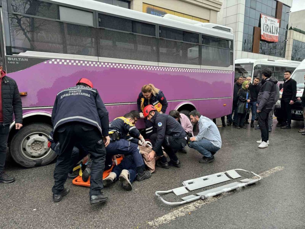 Otobüs Durağında Feci Kaza: Kadın, Geri Manevra Yapan Otobüsün Altında Kaldı