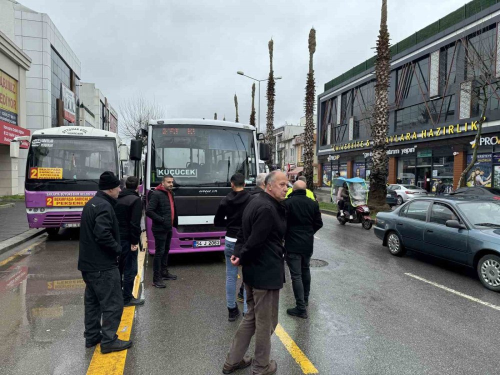 Otobüs Durağında Feci Kaza: Kadın, Geri Manevra Yapan Otobüsün Altında Kaldı