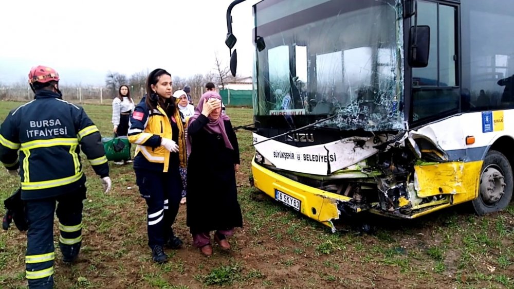 Kazadan Acı Haber...otobüsle Çarpışan Otomobil Sürücüsü Hayatını Kaybetti...