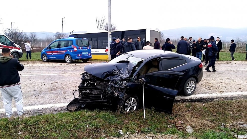 Kazadan Acı Haber...otobüsle Çarpışan Otomobil Sürücüsü Hayatını Kaybetti...