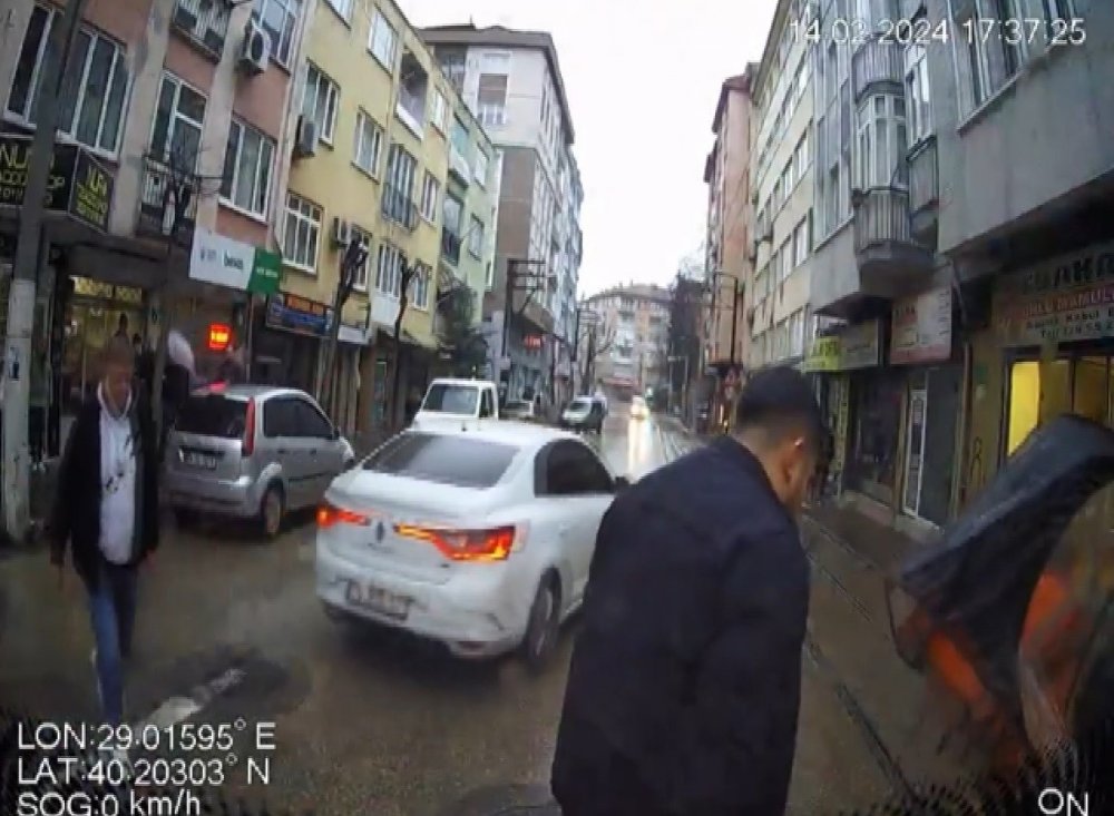 Yağmurda Kayan Ve Caddeye Fırlayan Başıboş Motosiklet Faciaya Neden Oluyordu..