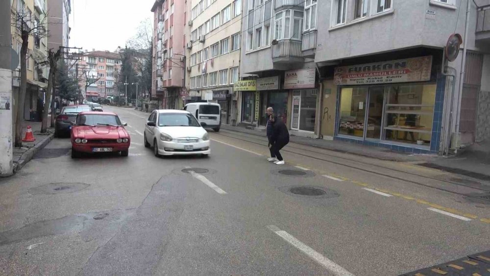 Yağmurda Kayan Ve Caddeye Fırlayan Başıboş Motosiklet Faciaya Neden Oluyordu..