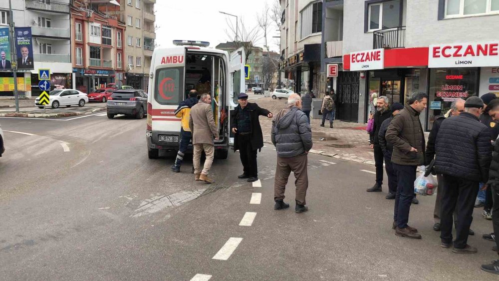 Yaya Geçidinden Karşıya Geçen Kadına Otomobil Çarptı