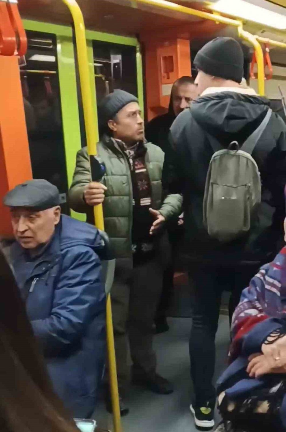 Metroda Müzik Çalarak Para Toplayan Gençler İle Vatandaşlar Arasında Tartışma Çıktı