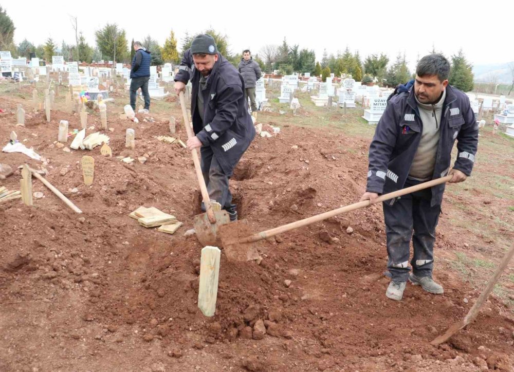 Şehir Çöplüğünde Ölü Bulunan Bebek Defnedildi