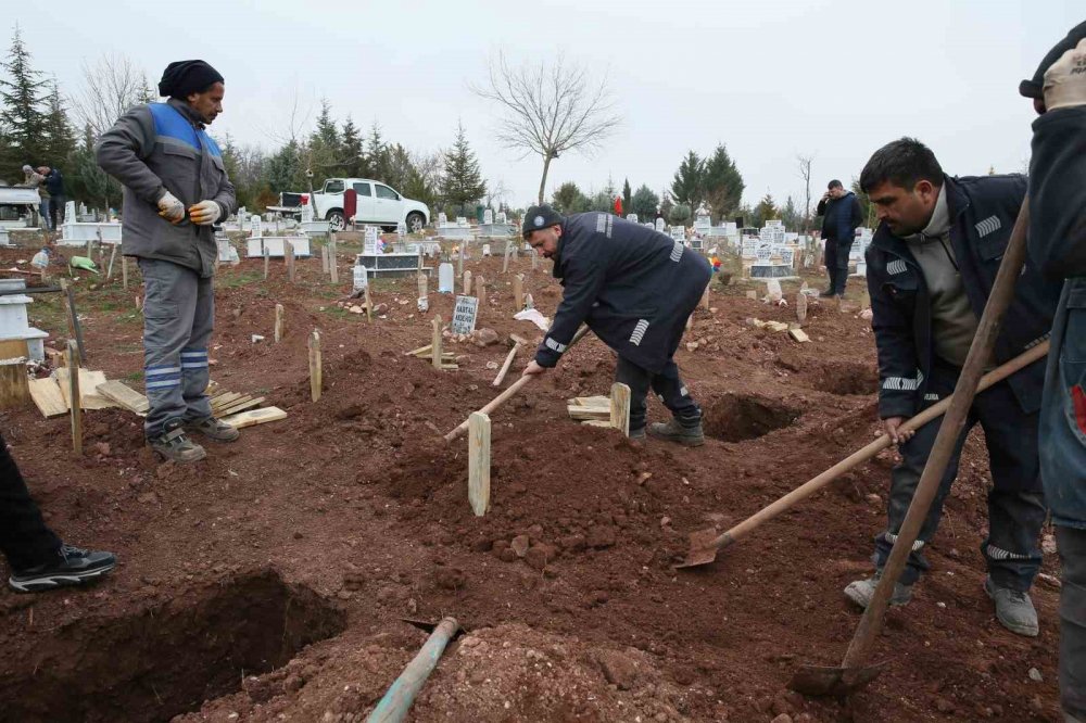 Şehir Çöplüğünde Ölü Bulunan Bebek Defnedildi