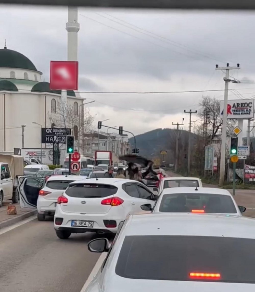 Yol Verme Kavgasında Önce Kadınlar, Sonra Erkekler Birbirine Girdi