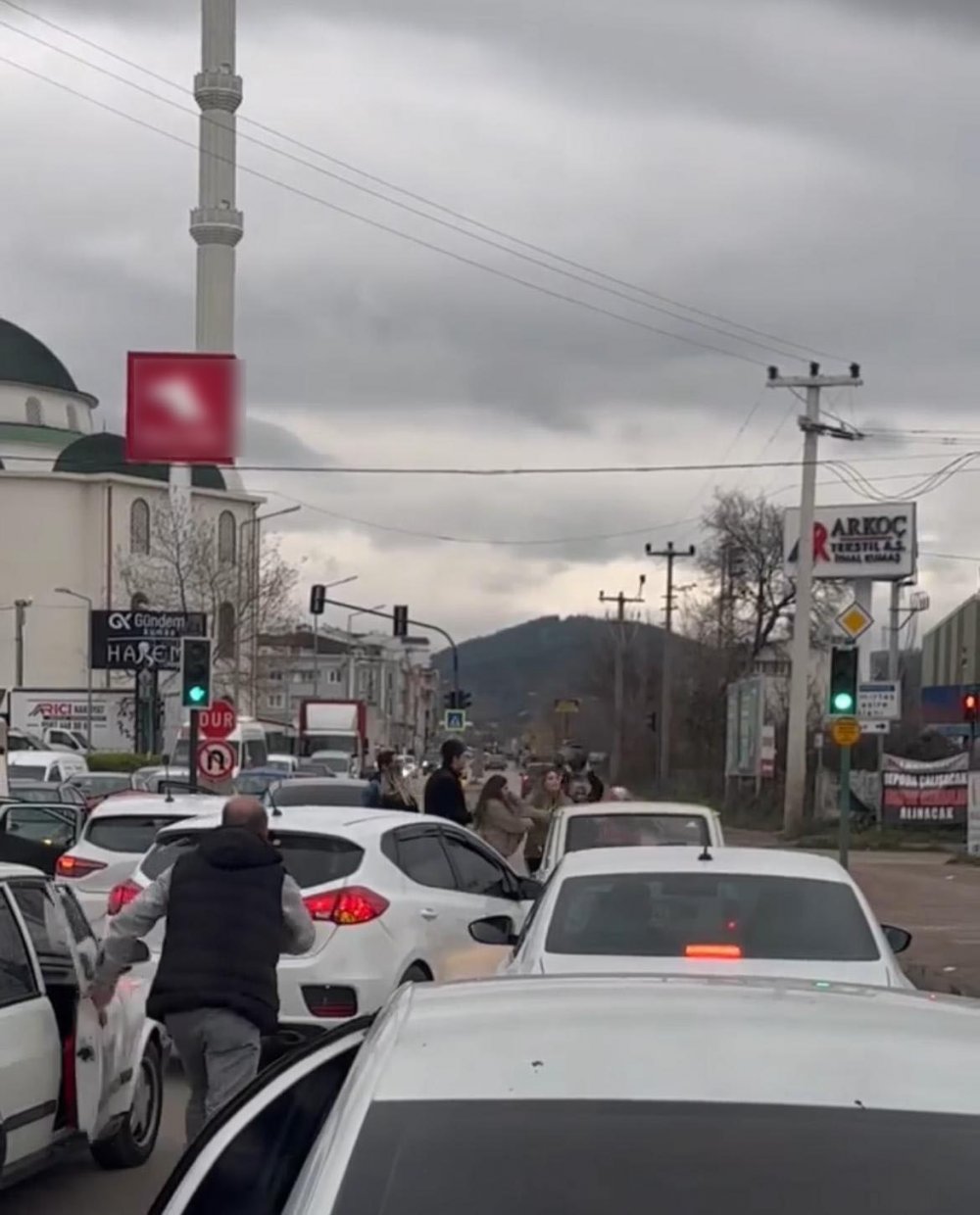 Yol Verme Kavgasında Önce Kadınlar, Sonra Erkekler Birbirine Girdi