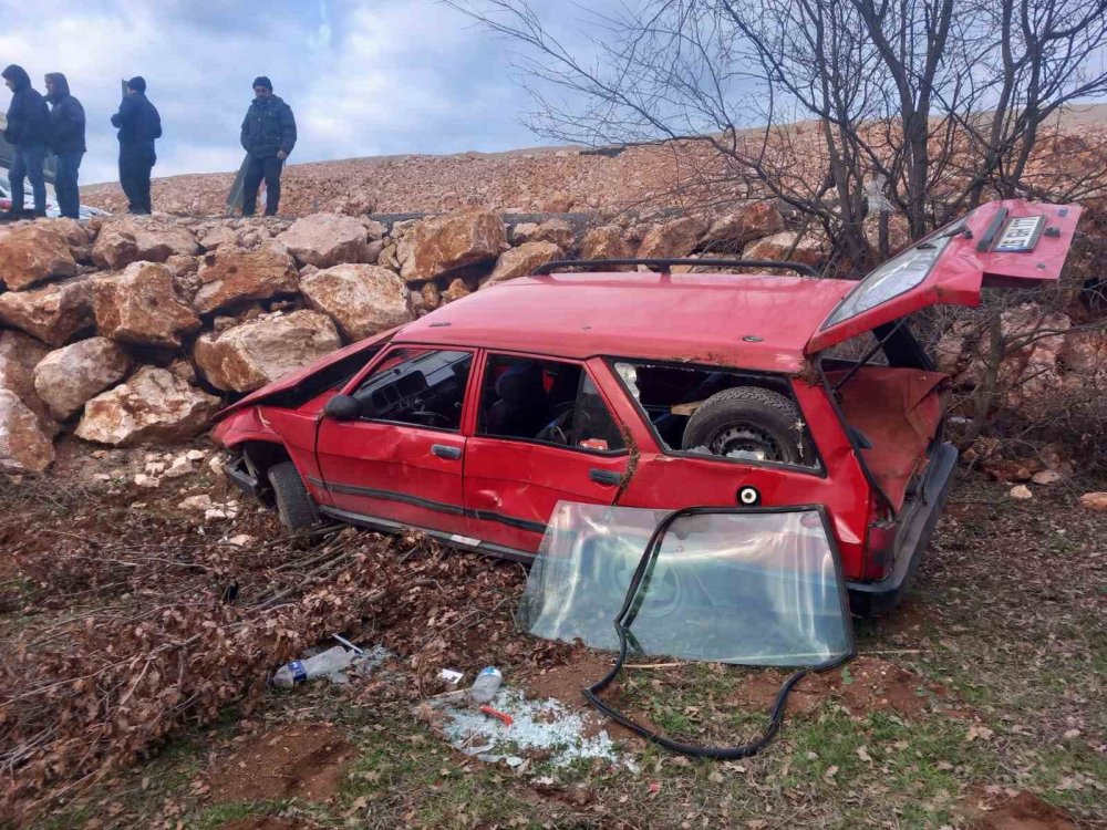 Seyir Halinde Kontrolden Çıkan Araç Şarampole Uçtu