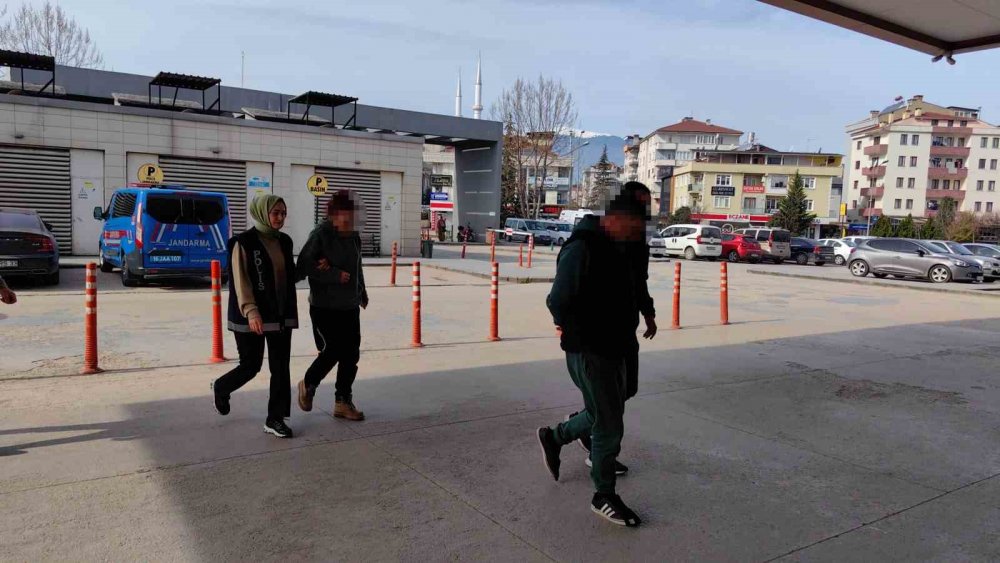 Uyuşturucu Taciri Sevgililer 1 Kilo Metanfetaminle Yakalandı