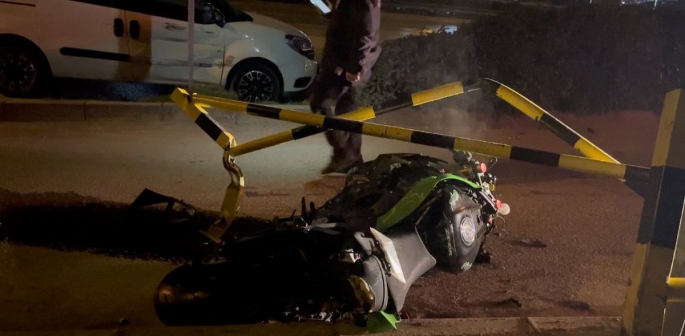 Otomobilin Çarptığı Lüks Motosiklet Hurdaya Döndü, Sürücü Yaralandı