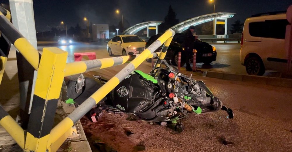 Otomobilin Çarptığı Lüks Motosiklet Hurdaya Döndü, Sürücü Yaralandı