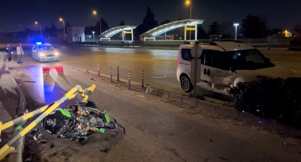 Otomobilin Çarptığı Lüks Motosiklet Hurdaya Döndü, Sürücü Yaralandı