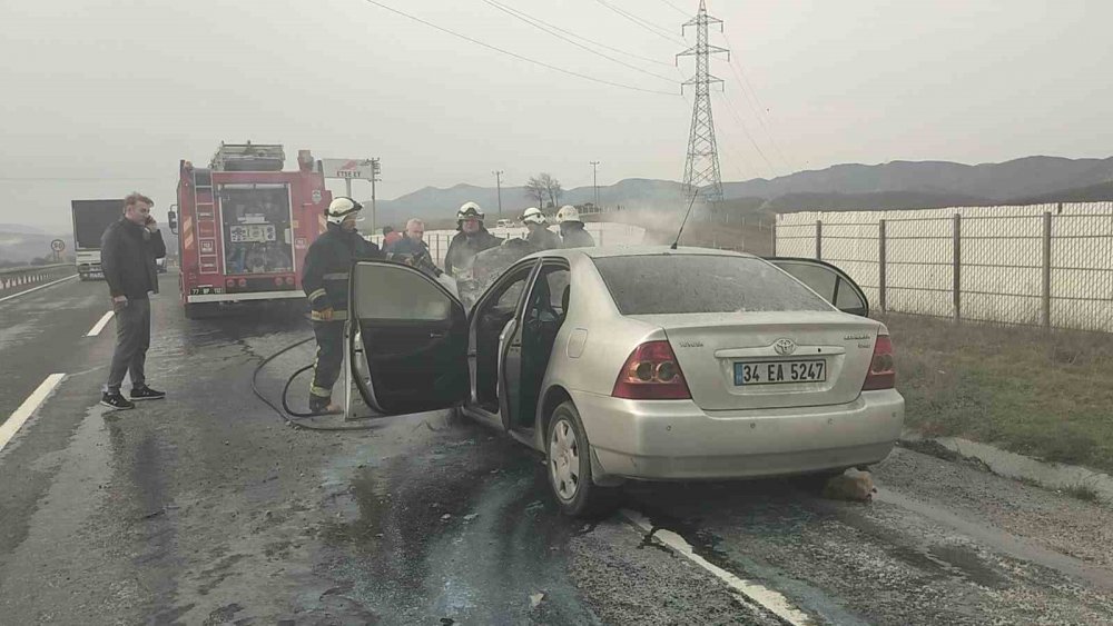 Seyir Halindeki Otomobil Alev Aldı