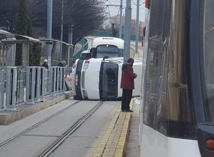 Devrilen Minibüs Seferleri Aksattı