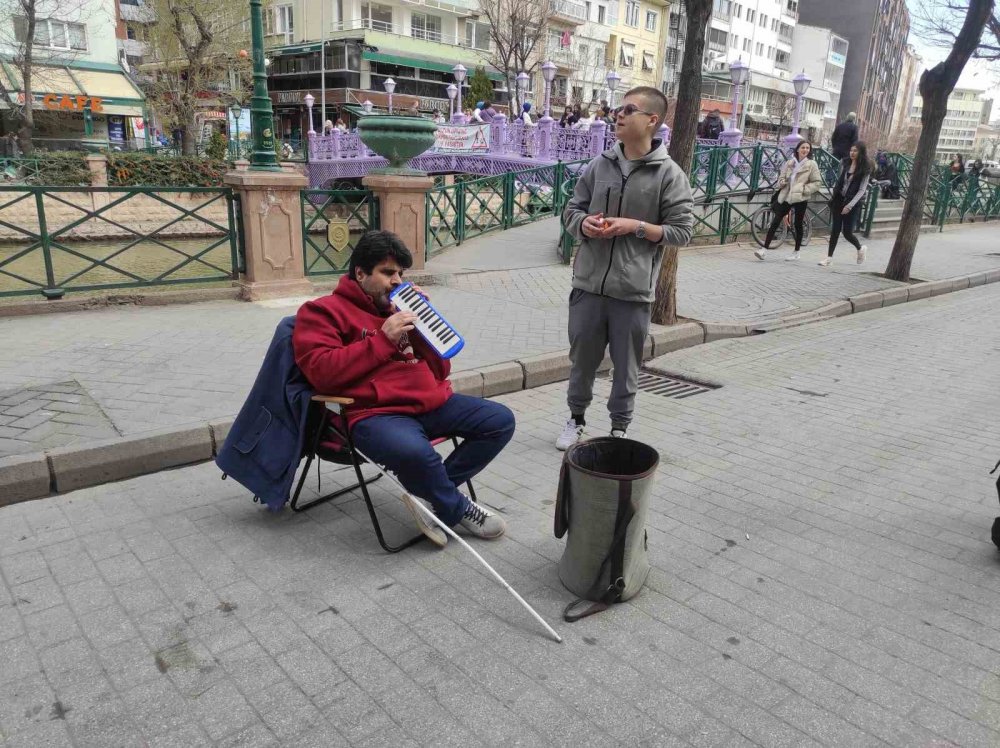 Eşini Kaybeden Engelli Müzisyen Tüm Zorluklara Rağmen Sanatını İcra Ediyor