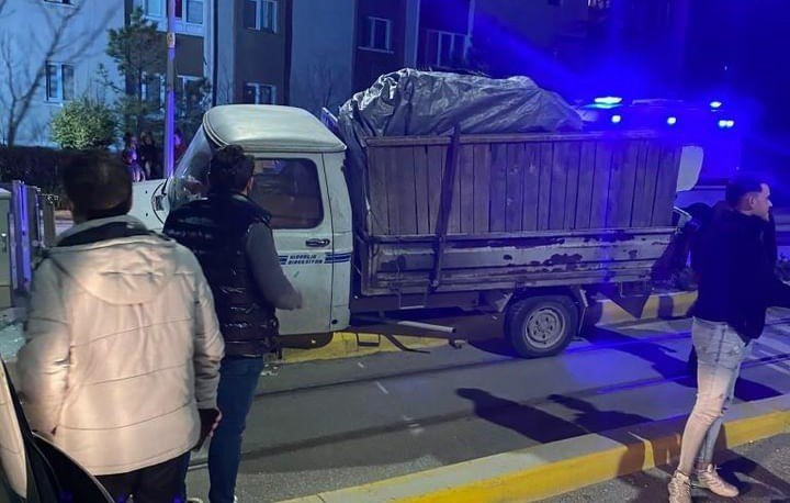 Sürücüsünün Direksiyon Hâkimiyetini Kaybettiği Kamyonet Tramvay Durağına Çarptı