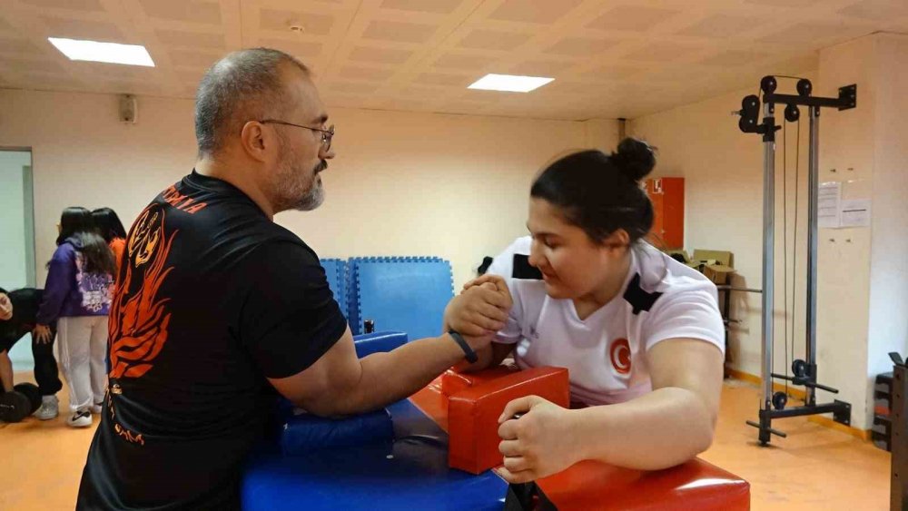 Bilek Güreşi Şampiyonları Madalyaya Doymuyor