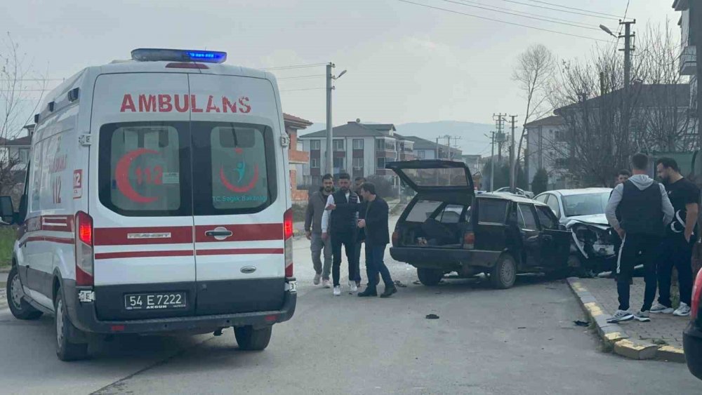 Kontrolden Çıktı, Park Halindeki Otomobile Çarptı: 1 Yaralı