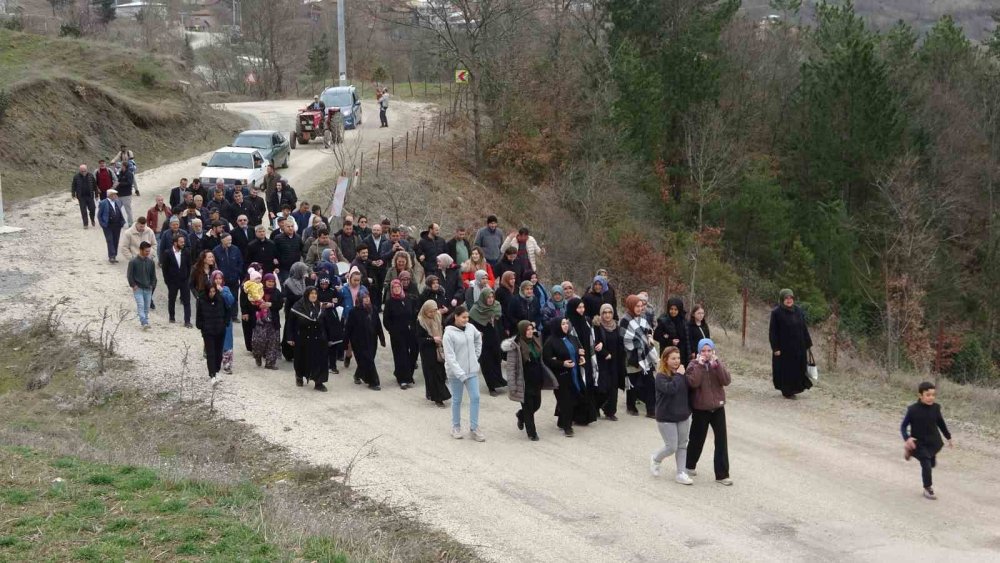 Mahkemenin Mermer Ocağı Kararını Duyan Köylüler Davul Zurnayla Yürüdü