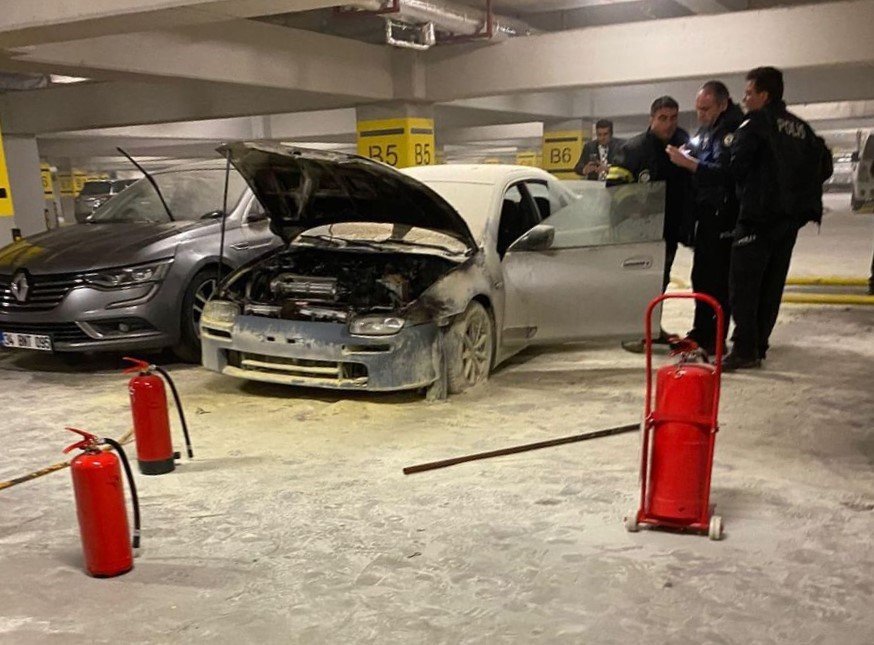 Otoparkında Araç Yangını Çıktı