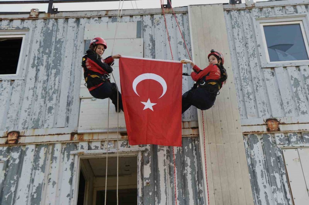 Bu Kadınlar Çok Farklı...hem Belediyede Çalışıyor Hem Hayat Kurtarıyorlar