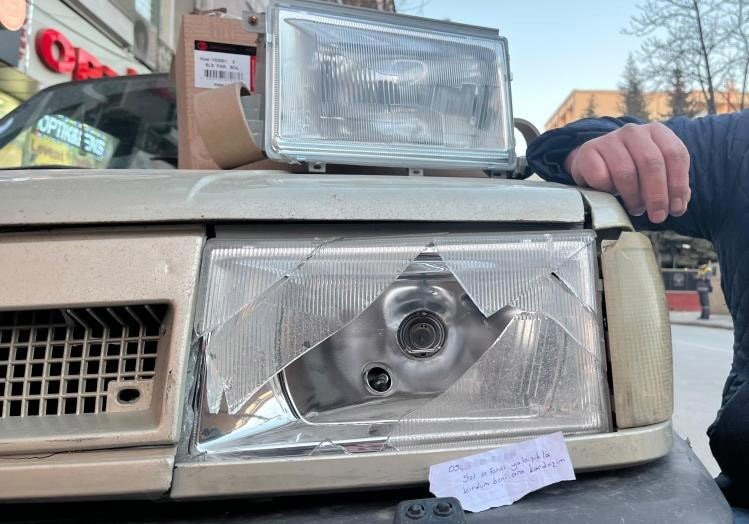 Kaza Yapan Sürücüden “Sol Ön Farını Yanlışlıkla Kırdım. Beni Ara Kardeşim” Notu