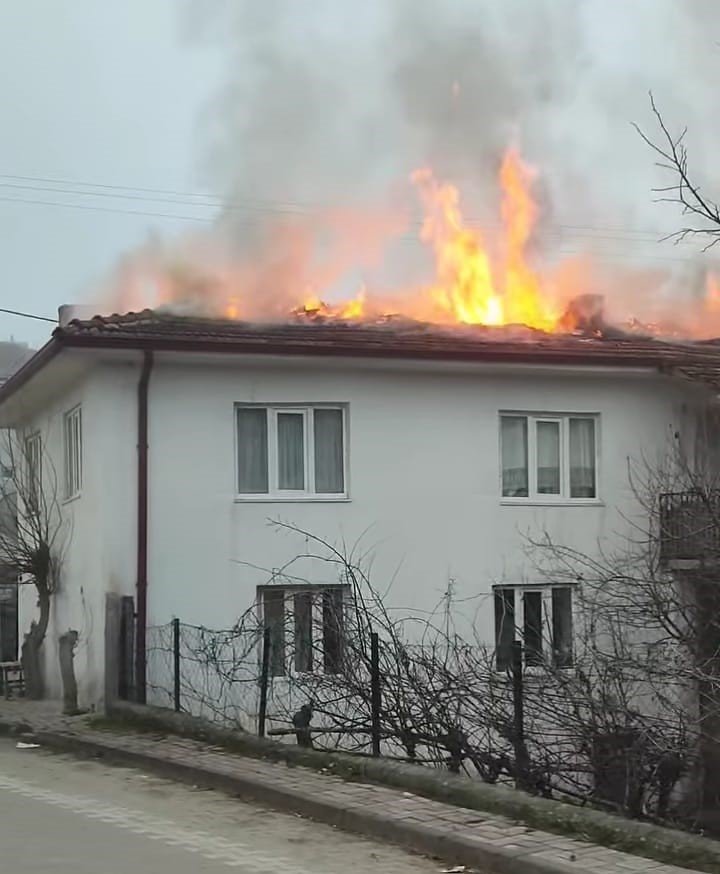 2 Katlı Müstakil Evin Çatısında Yangın