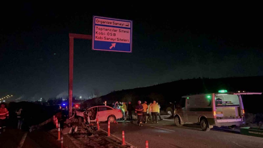 Feci Kaza: 190 Kilometre Hızla Direğe Çarpan Otomobilin Sürücüsü Hayatını Kaybetti