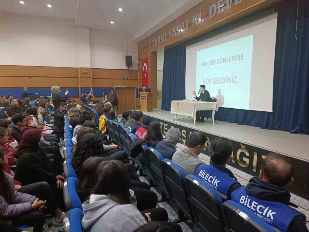 Kariyer Günleri’nde Gençler Meslekler Hakkında Bilgilendiriliyor