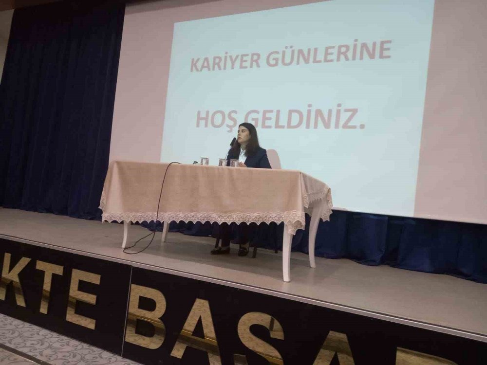 Kariyer Günleri’nde Gençler Meslekler Hakkında Bilgilendiriliyor