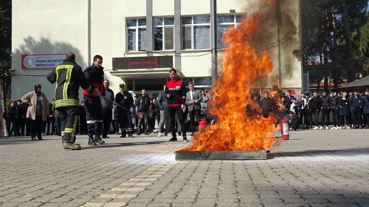 Öğrenciler Tatbikat İle Yangın Söndürmeyi Öğrendi