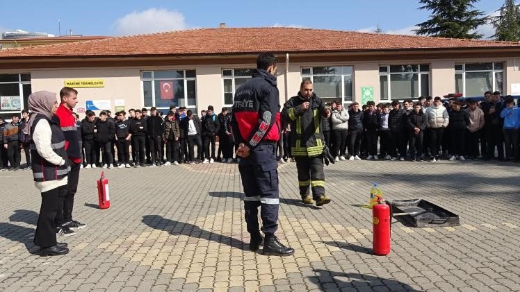 Öğrenciler Tatbikat İle Yangın Söndürmeyi Öğrendi