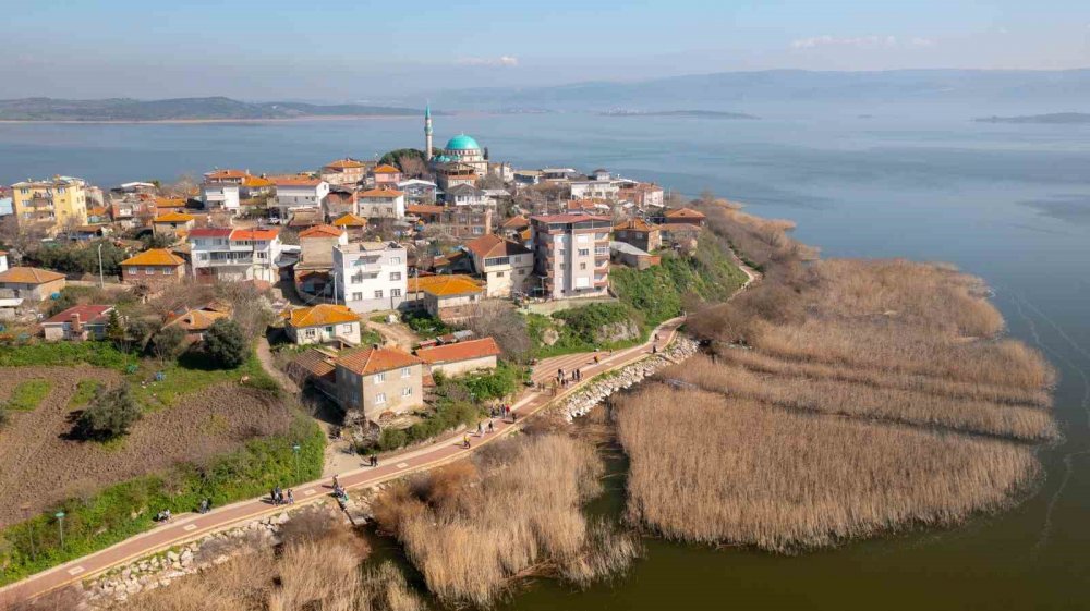 Yaren Leylek İle Balıkçı Adem’in Arasına Nazlı Girdi