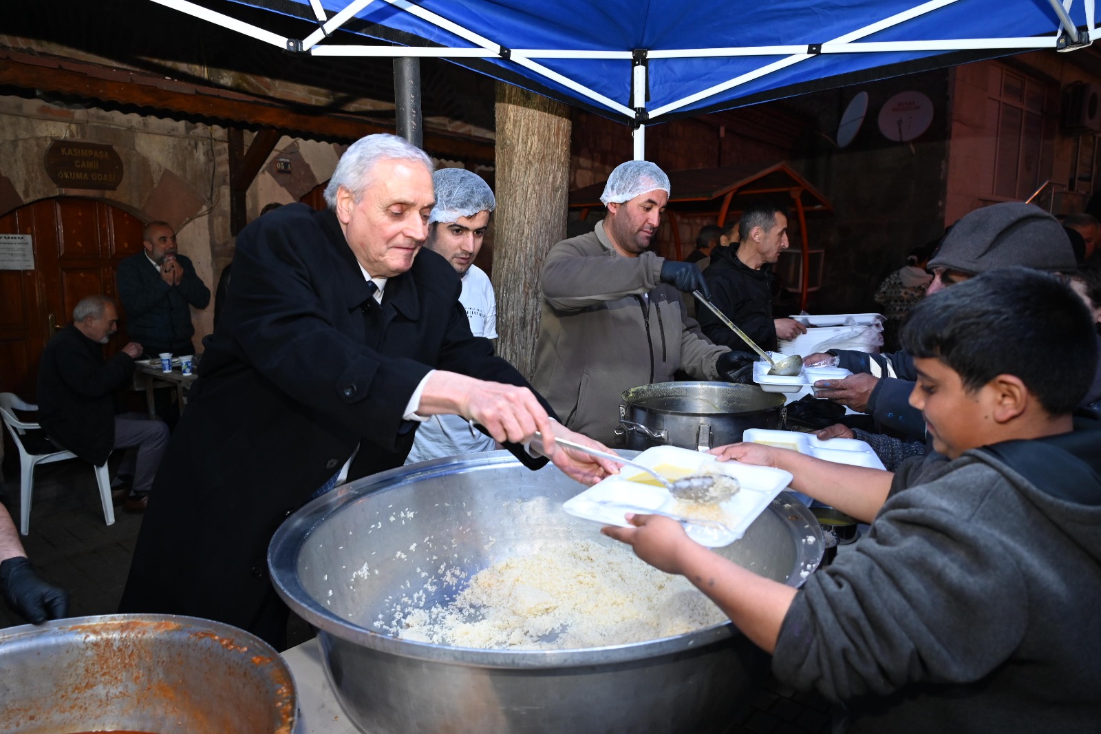 bozuyukte-ilk-oruclar-iftar-cadirinda-acildi-4.jpeg