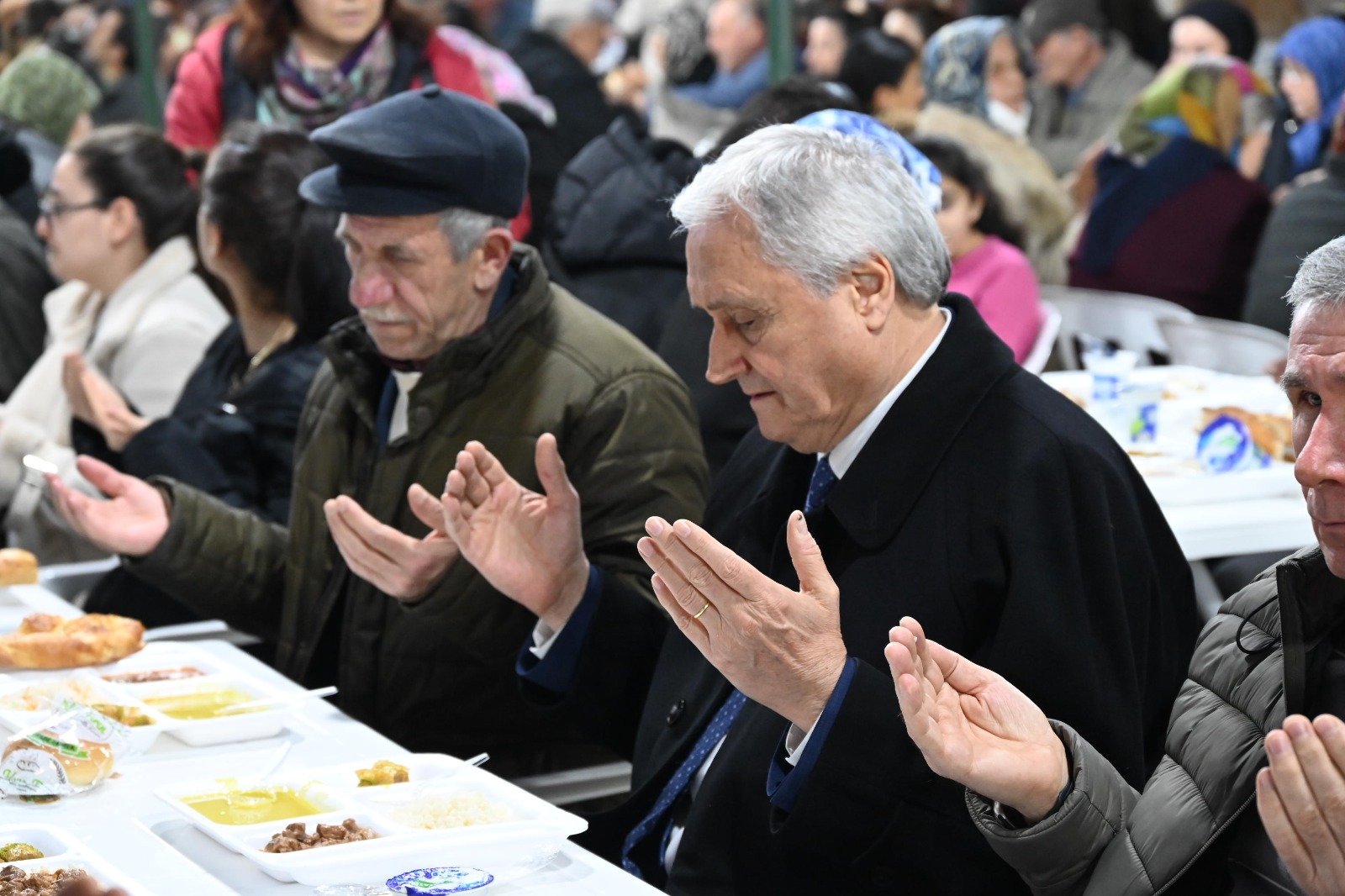 bozuyukte-ilk-oruclar-iftar-cadirinda-acildi-5.jpeg