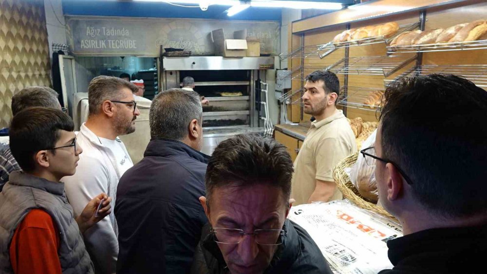 Ramazan’ın İlk Günlerinde Sıcak Pide Kuyruğu