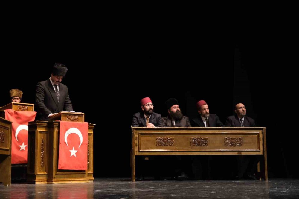 Perdeler İstiklal Marşı İçin Açıldı