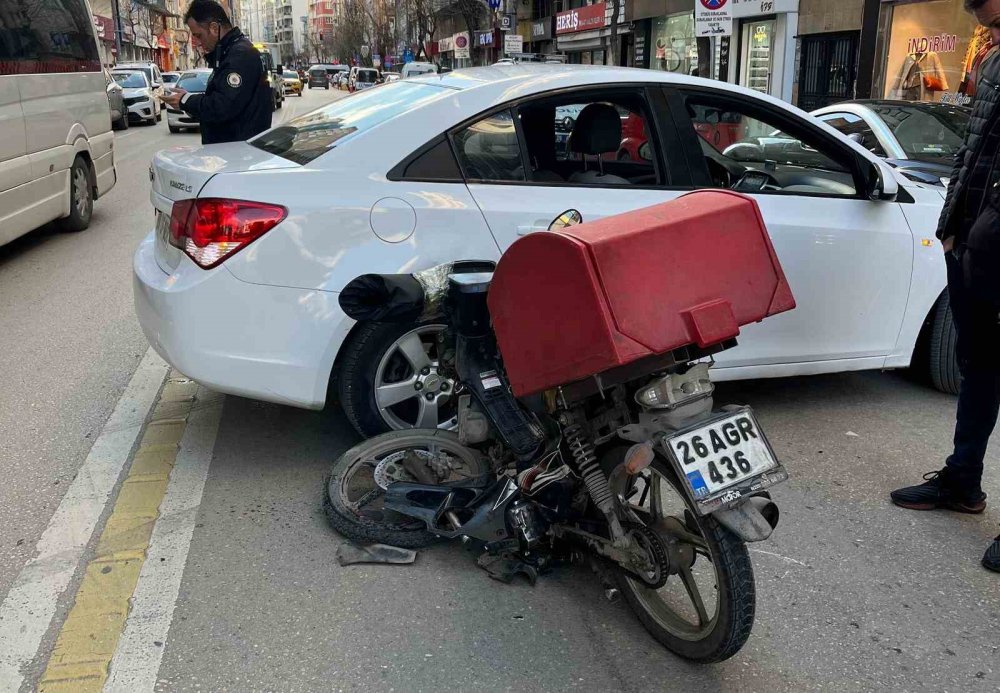 Otomobile Çarparak İkiye Bölünen Motosikletin Sürücüsü Yaralandı