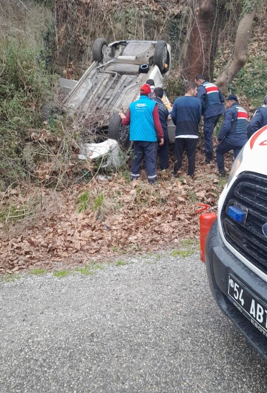 Sakarya’da Otomobil Şarampole Yuvarlandı: 5 Yaralı