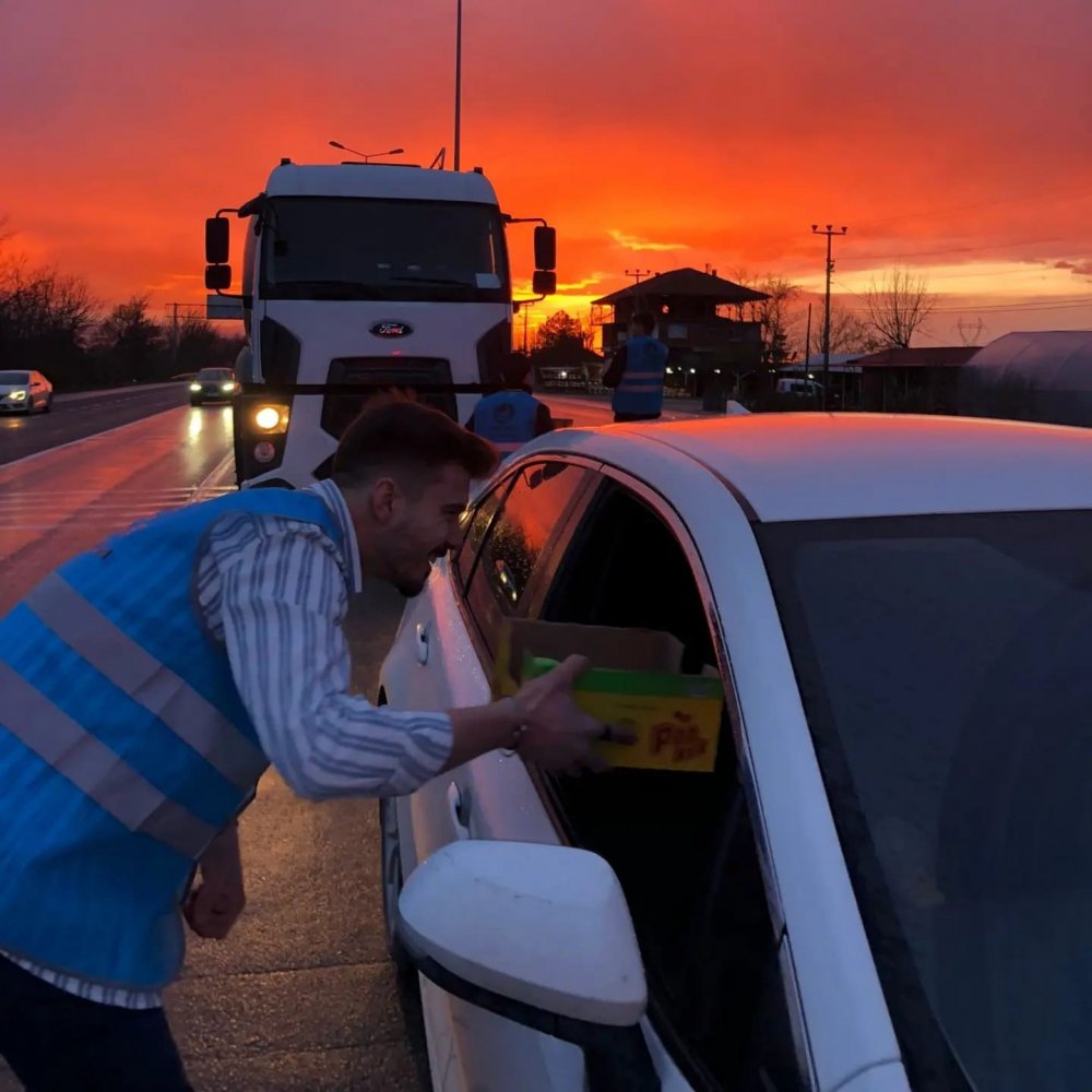Trafikte Kalan Sürücülere İftariyelik Dağıttılar